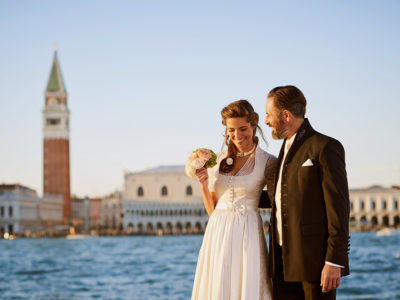 Weißes Brautkleid und edler Gehrock in Venedig