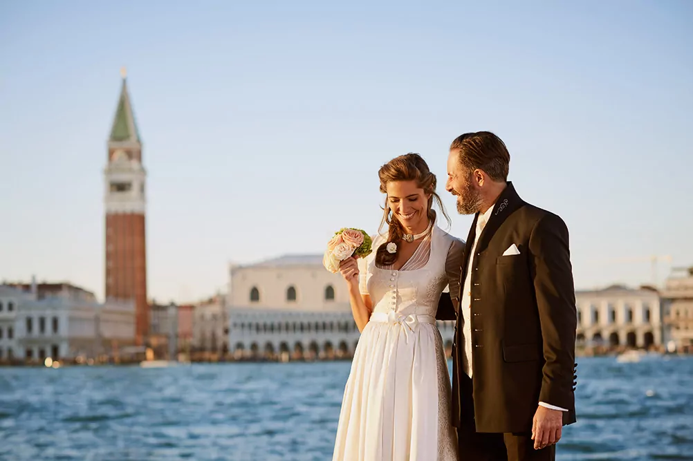 Weißes Brautkleid und edler Gehrock in Venedig