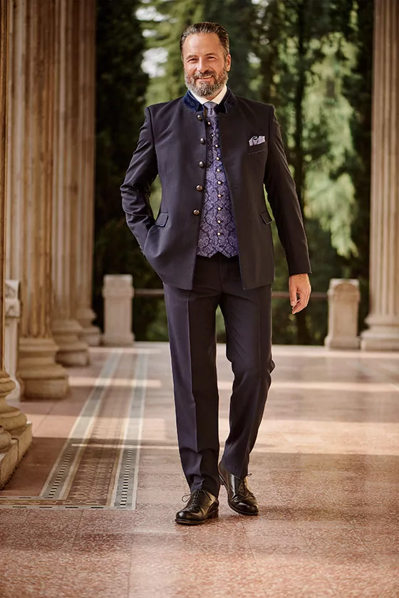 Der elegante, dunkelblaue Anzug