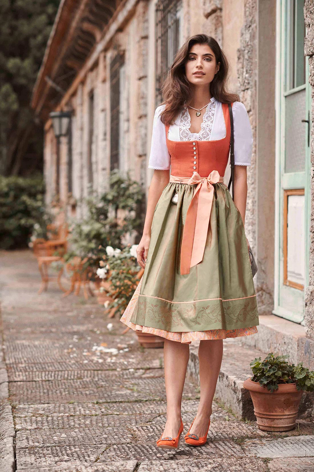 traumhaft-sch-ne-dirndl-aus-salzburg-wimmer-schneidert