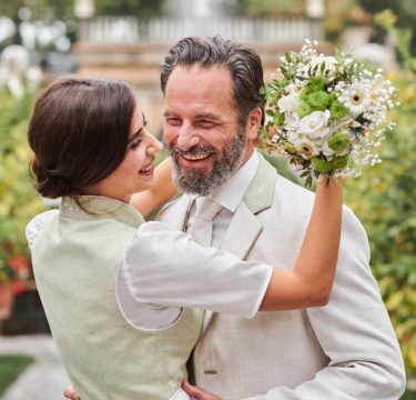 Trachtenhochzeit in Pastell mit Brautstrauß