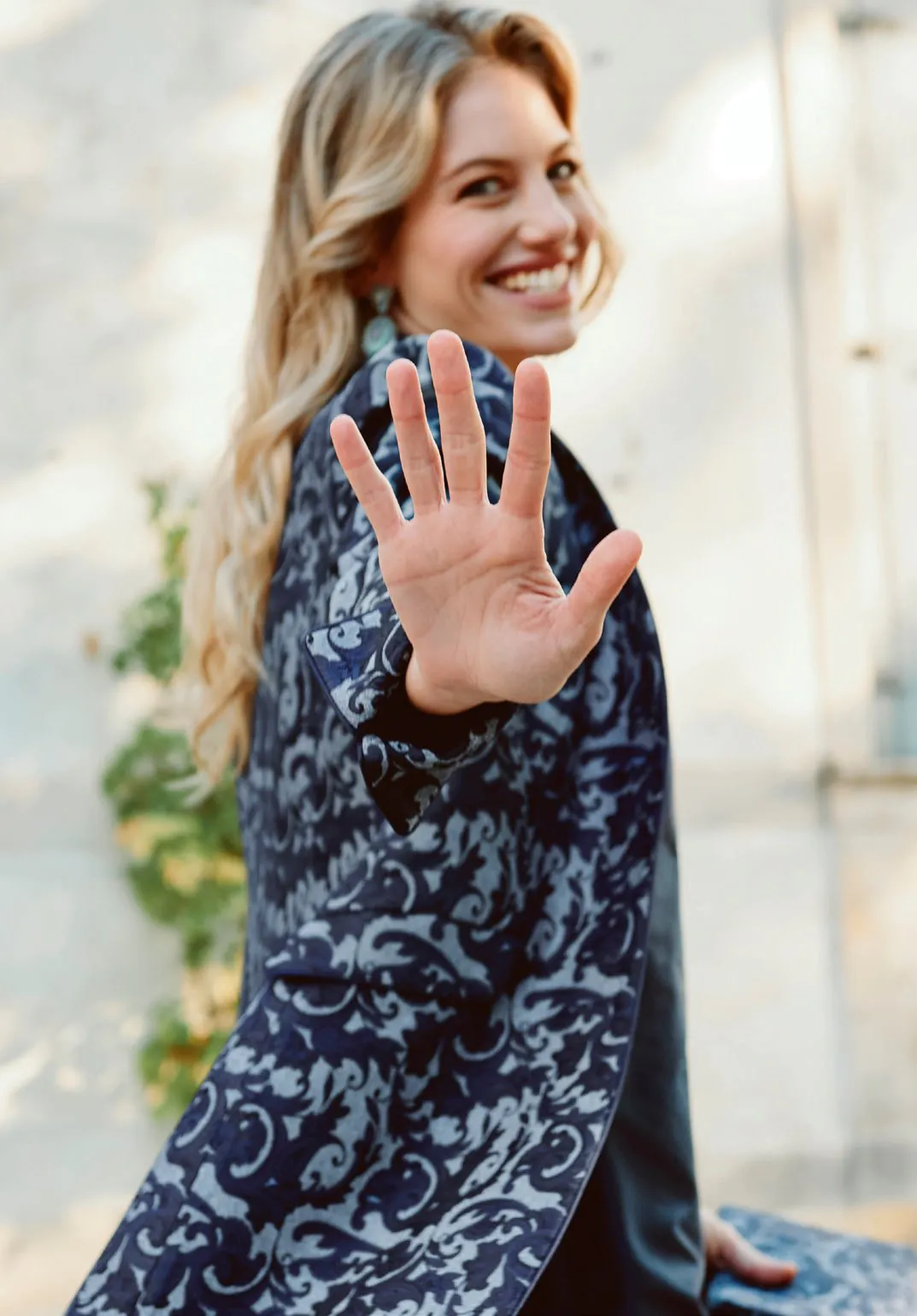 Portrait einer lächelnden blonden Frau im barocken Marinemantel – Elegante Kollektion Wimmer schneidert